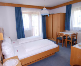 Doppelbettzimmer mit Balkon Brixana